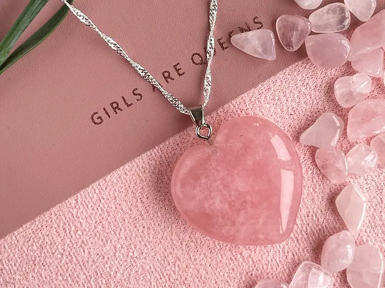 玫瑰石英心臟護身符